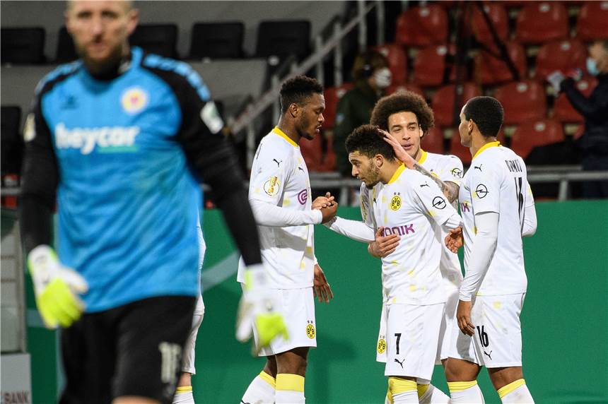 2:0 in Braunschweig: Biederer BVB-Abschluss im DFB-Pokal Jadon Sancho (M.) erzielte in der Nachspielzeit den Treffer zum 2:0.
