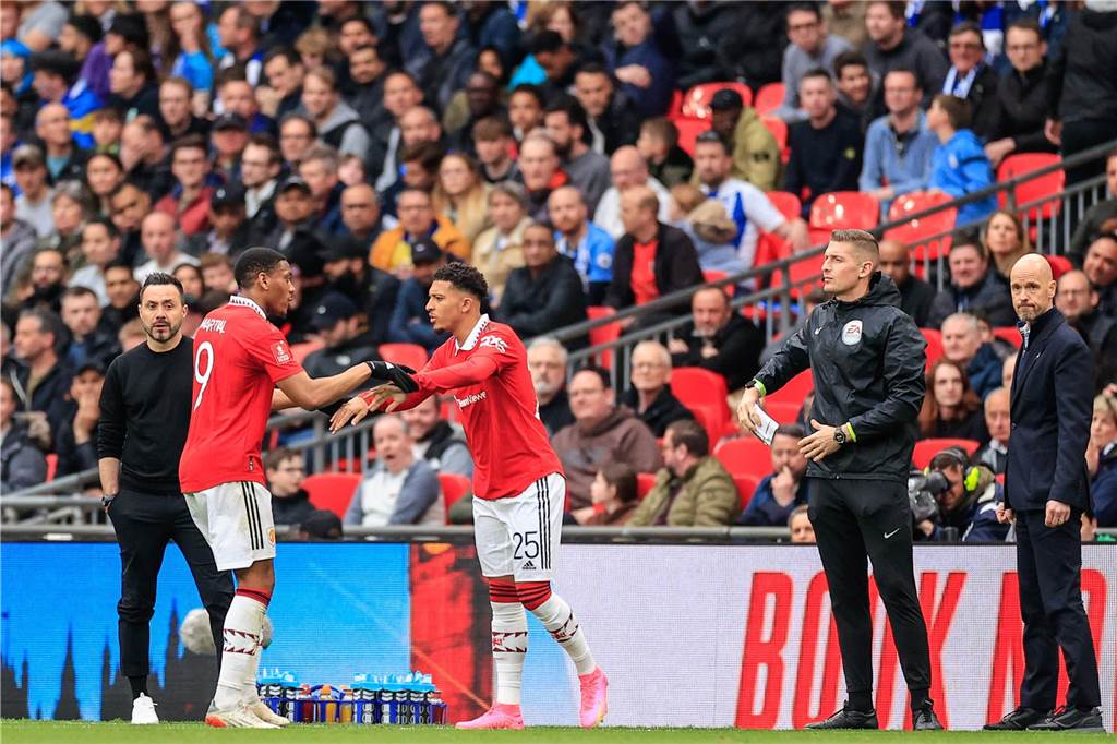 Jadon Sancho zurück zum BVB: Soviel Wahrheit steckt hinter dem Gerücht Jadon Sancho klatscht Anthony Martial ab.