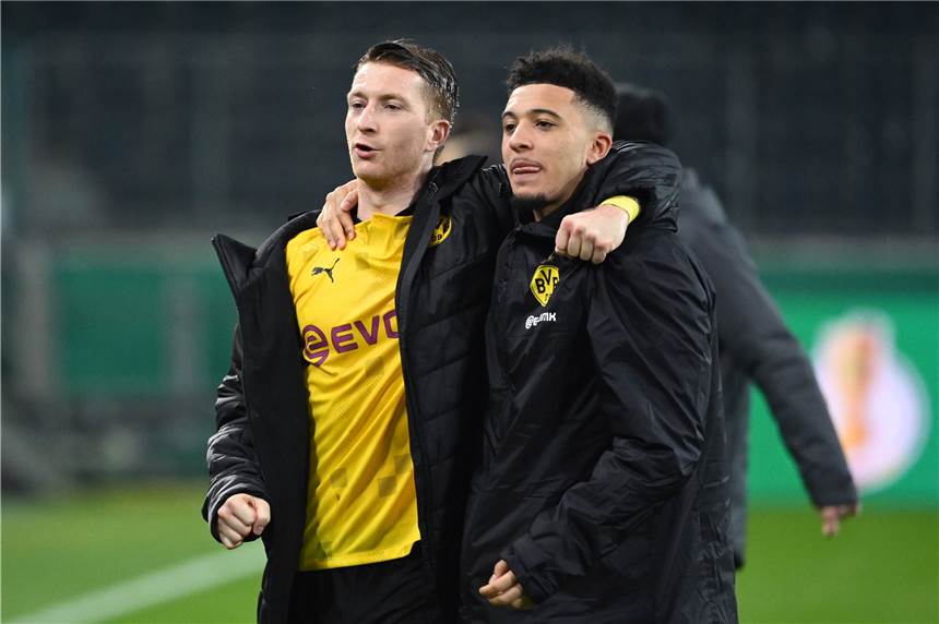 Sieg des Willens in Gladbach: Berlin rückt für den BVB in greifbare Nähe Jadon Sancho (r.) und Marco Reus bejubeln den BVB-Einzug ins Halbfinale des DFB-Pokals.