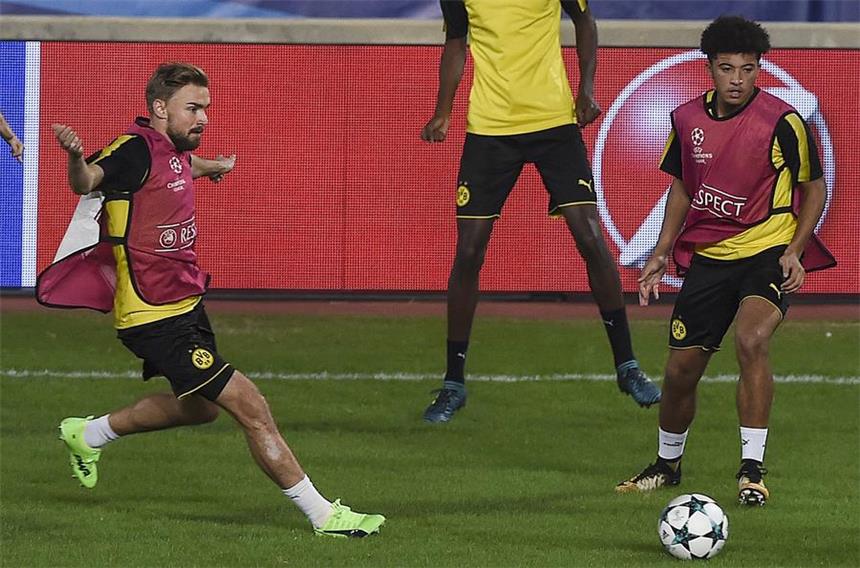 Aus Indien nach Zypern: Sancho zurück beim BVB Jadon Sancho (r.) während des BVB-Trainings in Nikosia am Montagabend.