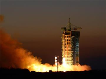 Jagd auf Dunkle Materie: Eine Rakete vom Typ «Langer Marsch-2D» bringt das fliegende Observatorium in seine Umlaufbahn. Foto: Qu Jingliang