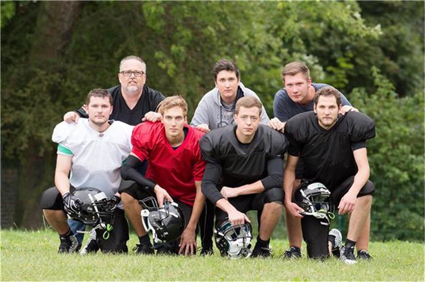 Castrop-Rauxeler spielen in Herne American Football Jagen in Herne dem ovalen Ball hinterher: (hinten v.l.) die Castrop-Rauxeler Edgar Kleist, Max Kleist, Marvin Mainzer, (vorne v.l.) Lucian Duda, Dustin Schulz, Felix Schindelhauer und Kevin Duda.
