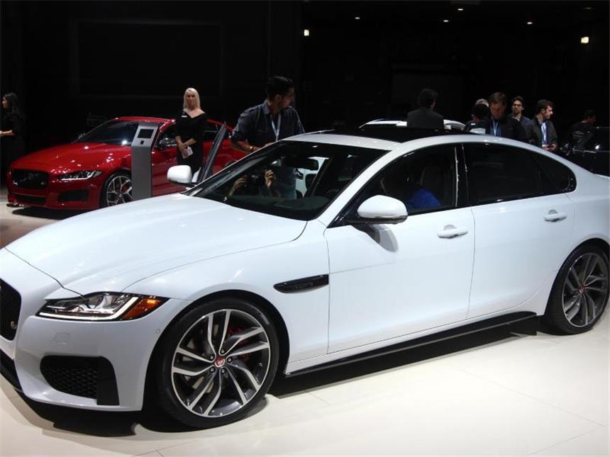Think big - Luxus und Leistung bei der New York Motorshow Jaguars XF geht gegen Mercedes E-Klasse, BMW 5er und Audis A6 ins Rennen. Die Raubkatze hat abgespeckt und bietet im Fond deutlich mehr Platz. Foto: Thomas Geiger