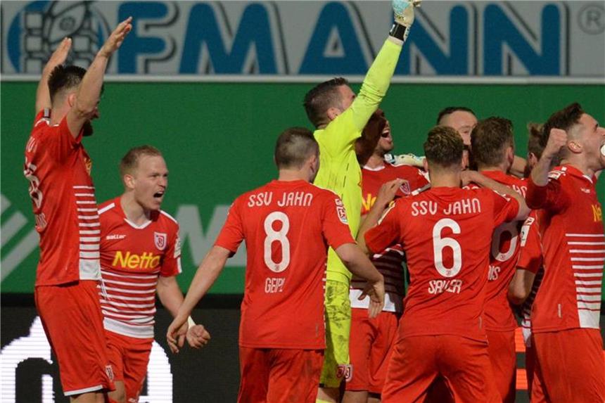 2:1 in Fürth: Jahn Regensburg bleibt im Rennen um Platz drei Jahn Regensburg hat weiterhin Chancen auf den direkten Durchmarsch in die Fußball-Bundesliga. Foto: Timm Schamberger