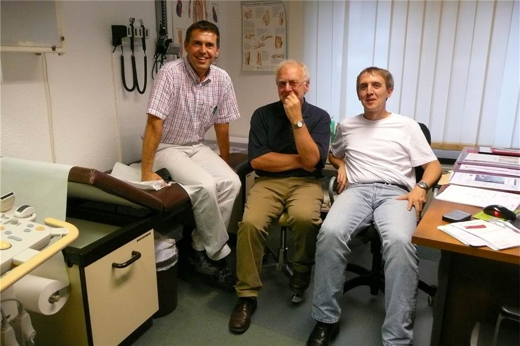 Holger Knapp mit seinen Kollegen Franz-Josef (m.) und Mathias Jasper (r.) vor dem Abschied aus der alten Praxis.