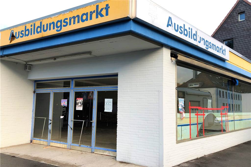 Abriss eines alten Ladenlokals – hier entstehen neue Einfamilienhäuser Jahrelang stand das Ladenlokal leer. Nun sind seine Tage gezählt.