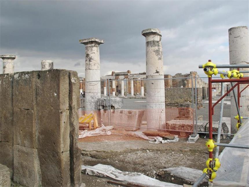 Steinschlag: Ein Pompeji-Eingang vorübergehend geschlossen Jahrelang stürzten in Pompeji Ruinen und manchmal ganze Gebäude ein. Für die Rettung stellte die EU 2013 viel Geld bereit. Seither wird hier restauriert. Foto: Alvise Armellini