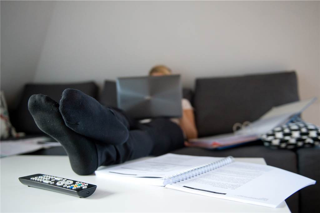 Personaldienstleister-Chef sagt: „Fachwissen ist nach zwei Jahren hinfällig“ Jahrelang wurde über Heimarbeit diskutiert, mit der Corona-Pandemie war sie dann innerhalb weniger Tage da. Heute gehört die Arbeit im Homeoffice zur Arbeitswelt wie selbstverständlich dazu und wird als Teil der Work-Life-Balance von Arbeitnehmern gefordert.