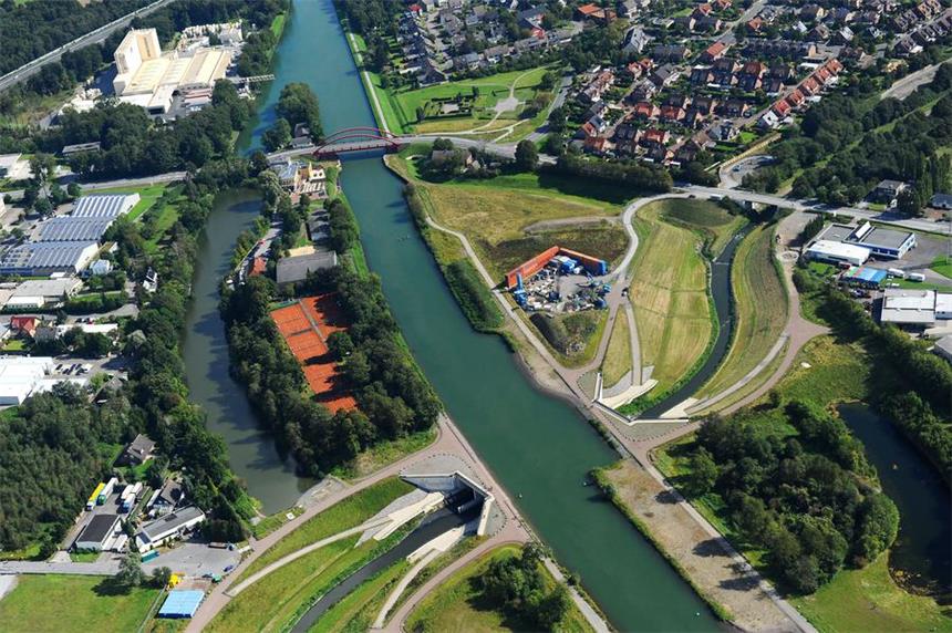 Jahrelang wurden hier Erdmassen bewegt und großartige Ingenieurleistungen vollbracht: Die Wartburginsel und das Wasserkreuz in Henrichenburg mit dem neuen Emscherdüker und der neuen Brücke über den Rhein-Herne-Kanal könnte vielleicht bei der Landesgartenschau 2020 besichtigt werden.
