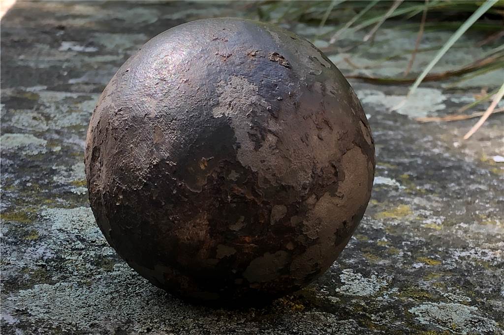 Kanonenkugel aus der Schlinge „gefischt“ und dem Heimatverein geschenkt Jahrhunderte alte und drei Kilogramm schwer: Diese Kanonenkugel aus dem Dreißigjährigen Krieg haben zwei Jungen aus Südlohn beim Spielen an der Schlinge gefunden.