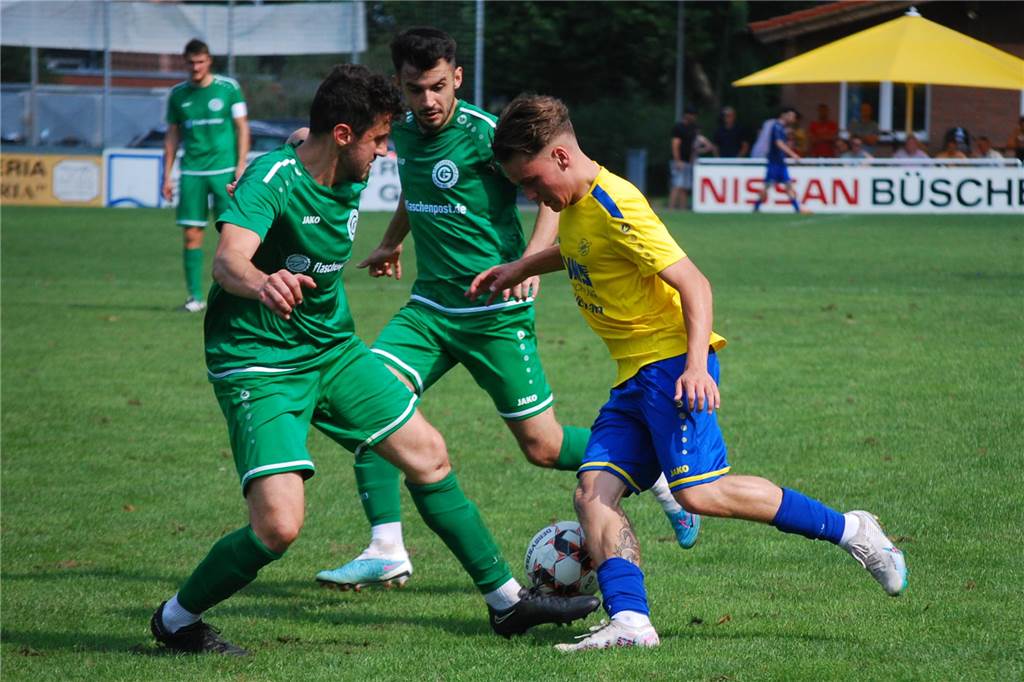 SV Herbern holt ersten Pflichtspielsieg des Kalenderjahres Jaime Borm geht ins Dribbling gegen zwei Gegenspieler.