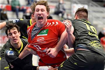 Jakob Schwabe (M.) musste hart arbeiten gegen die robuste Deckung der DJK Rimpar. 