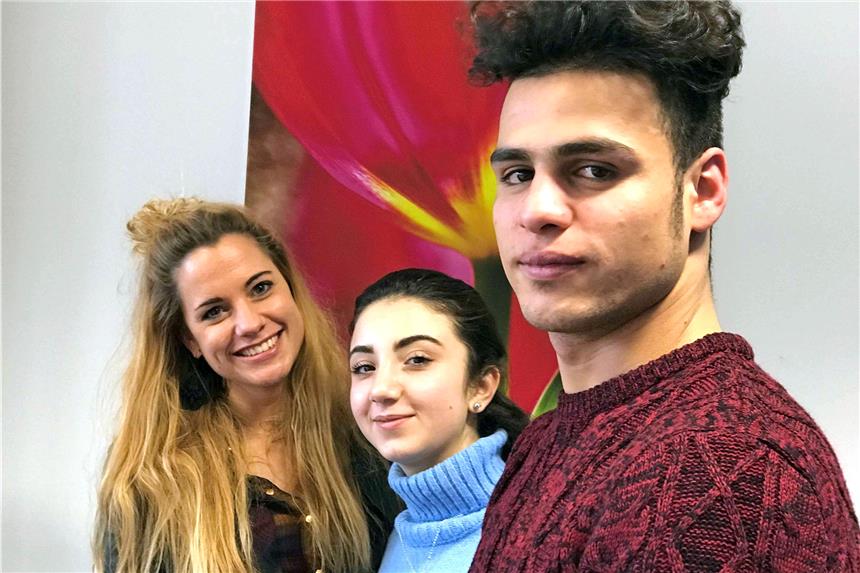 Midia Ibrahim (19) und die Leiden von Aleppo und Afrin Jalal geht in die Internationale Klasse von Lehrerin Nathalie Franitza-Linek (hinten). Mitschülerin Midia Ibrahim aus Syrien ist die einzige Frau in der Klasse - als eine von 24 Schülern. Sie nennen sie liebevoll "Bruder".