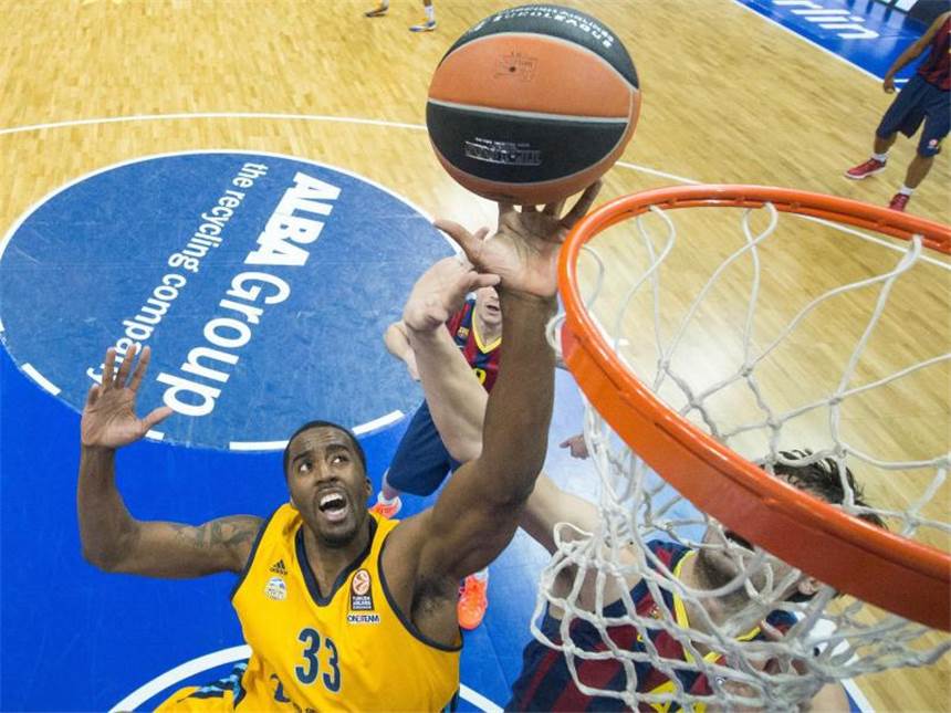 ALBA gewinnt sensationell gegen Barcelona Jamel McLean schnappt sich einen seiner acht Rebounds. Foto: Lukas Schulze