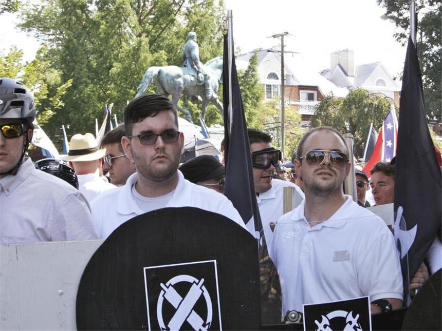 Schweineblut-Legende: Entsetzte Reaktionen auf Trump-Tweet James Alex Fields Jr. (2.v.l.) in Charlottesville während einer Kundgebung von Rechtsextremisten und Neonazis. Foto: Alan Goffinski