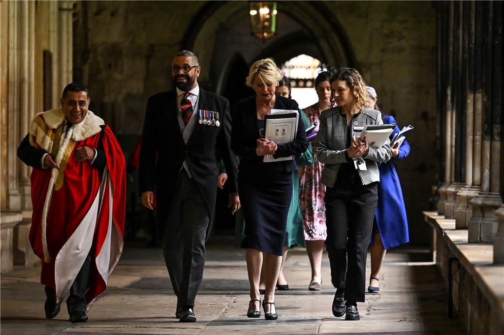 Krönung von Charles III. in London: Gästeliste, Ablauf, Programm James Cleverly (2.v.l), Britischer Außenminister, nimmt vor der Krönung von König Charles III. und Königsgemahlin Camilla seinen Platz in der Westminster Abbey ein. An der Krönung von König Charles III. nehmen zahlreiche Gäste teil.