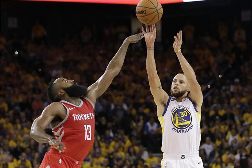 Curry stark verbessert - Golden State im NBA-Halbfinale vorn James Harden (l) kommt gegen Stephen Curry zu spät. Foto: Marcio Jose Sanchez/AP
