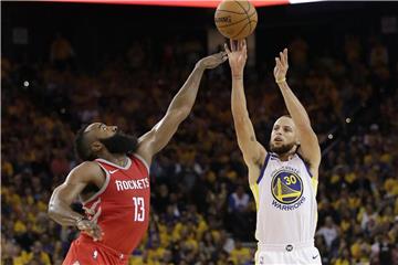 James Harden (l) kommt gegen Stephen Curry zu spät. Foto: Marcio Jose Sanchez/AP
