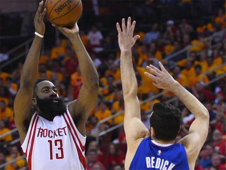 Houston verkürzt in NBA-Playoffs - Cleveland führt James Harden (l) von den Houston Rockets machte ein ganz starkes Spiel. Foto: Larry W. Smith