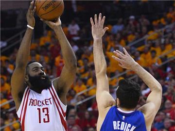 James Harden (l) von den Houston Rockets machte ein ganz starkes Spiel. Foto: Larry W. Smith