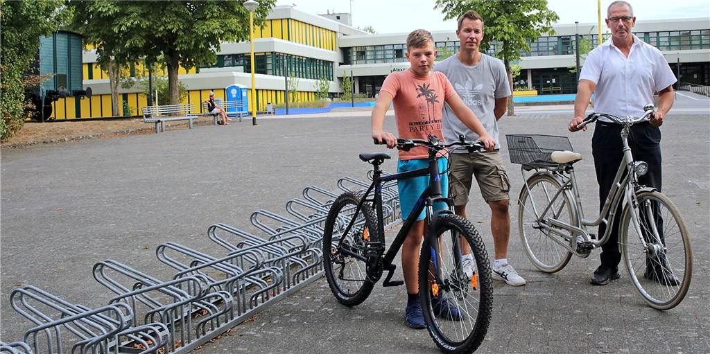 Teures Mountainbike gestohlen: Kein Einzelfall am Halterner Schulzentrum James Reichelt, Timo Piwecki und Klaus Reichelt (v.l.) ärgern sich über die Fahrraddiebstähle an der Realschule.