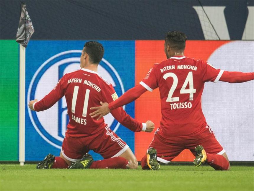 Bayern trotzt dem Neuer-Ausfall: Souveränes 3:0 auf Schalke James Rodriguez (l.) jubelt über seinen Treffer zum 2:0. Foto: Bernd Thissen