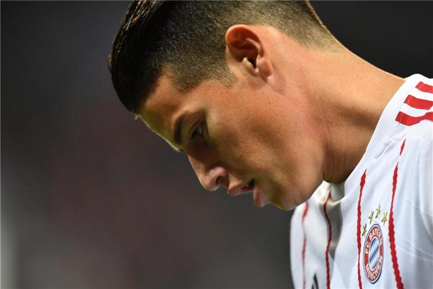 Höchste Bayern-Niederlage in der CL-Gruppenphase James Rodriguez verlässt mit hängendem Kopf den Platz. Foto: Peter Kneffel