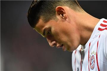James Rodriguez verlässt mit hängendem Kopf den Platz. Foto: Peter Kneffel