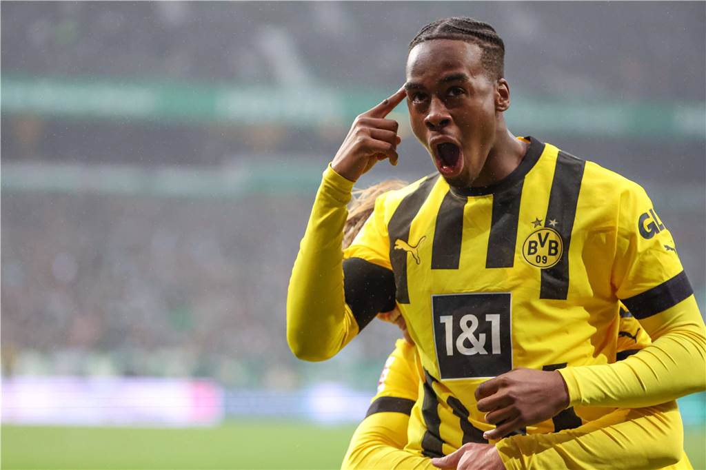 Jamie Bynoe-Gittens bejubelt seinen Treffer gegen Bremen.