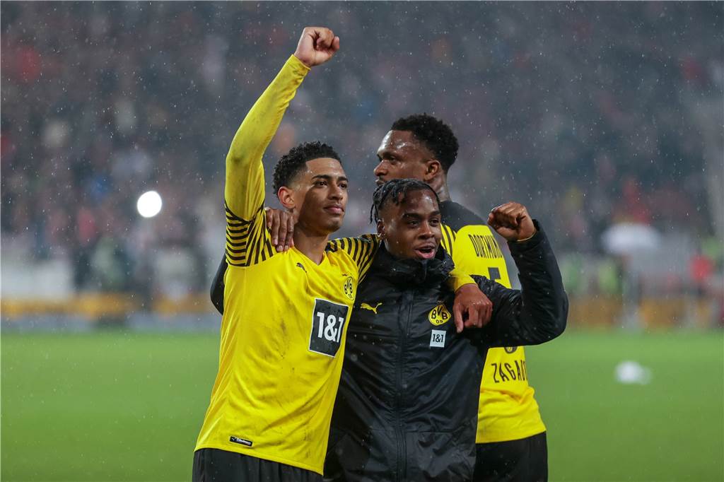 „Ich stand da mit offenem Mund“ - der rasante Aufstieg von BVB-Youngster Jamie Bynoe-Gittens Jamie Bynoe-Gittens (r.) stand beim 2:0-Sieg in Stuttgart erstmals im Profi-Kader des BVB.