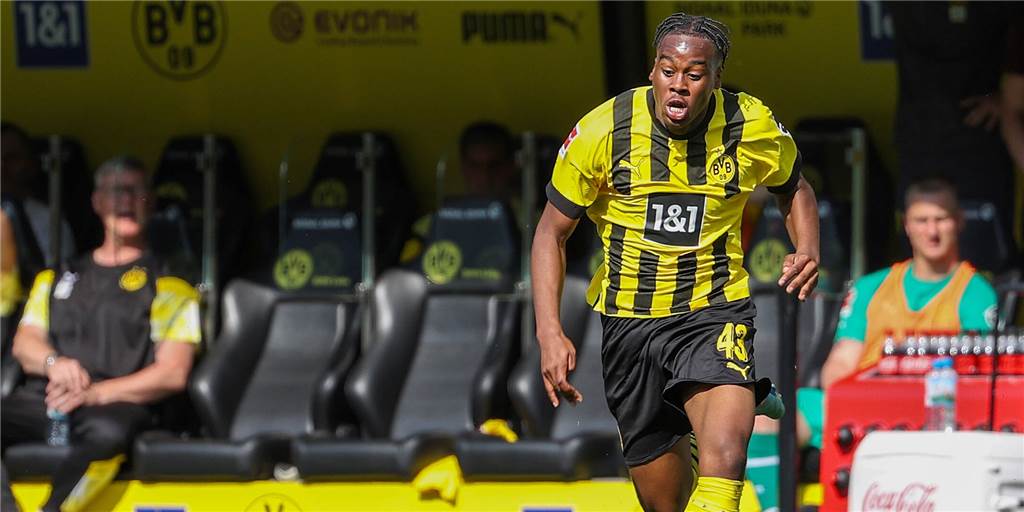 Nach kräftezehrender Saison: Das ist der BVB-Plan mit Youngster Bynoe-Gittens Jamie Bynoe-Gittens im Laufduell.