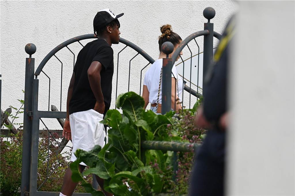 Jamie Gittens kommt gemeinsam mit seiner Freundin bei Overkamp an.