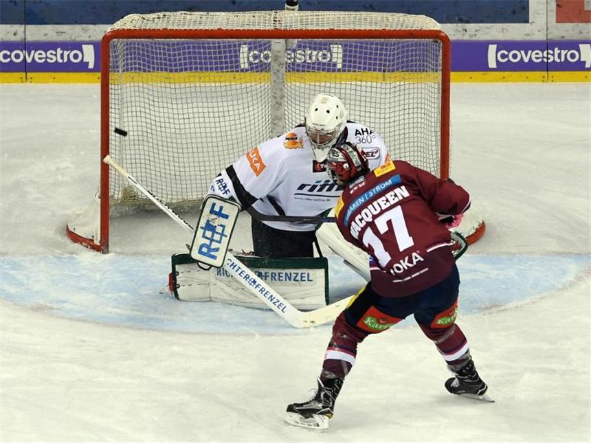 Nürnberg übernimmt Tabellenspitze - München gewinnt Topspiel Jamie MacQueen von den Eisbären Berlin erzielte sowohl den Ausgleichstreffer als auch einen Treffer im Shootout. Foto: Maurizio Gambarini