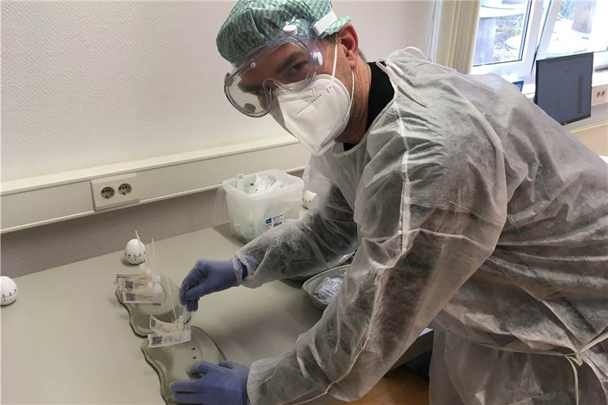 Noch mehr Testmöglichkeiten: DRK öffnet zweites Testzentrum in Olfen Jan Altenbockum entnimmt im Testzentrum Olfen die Proben für die Schnelltests.
