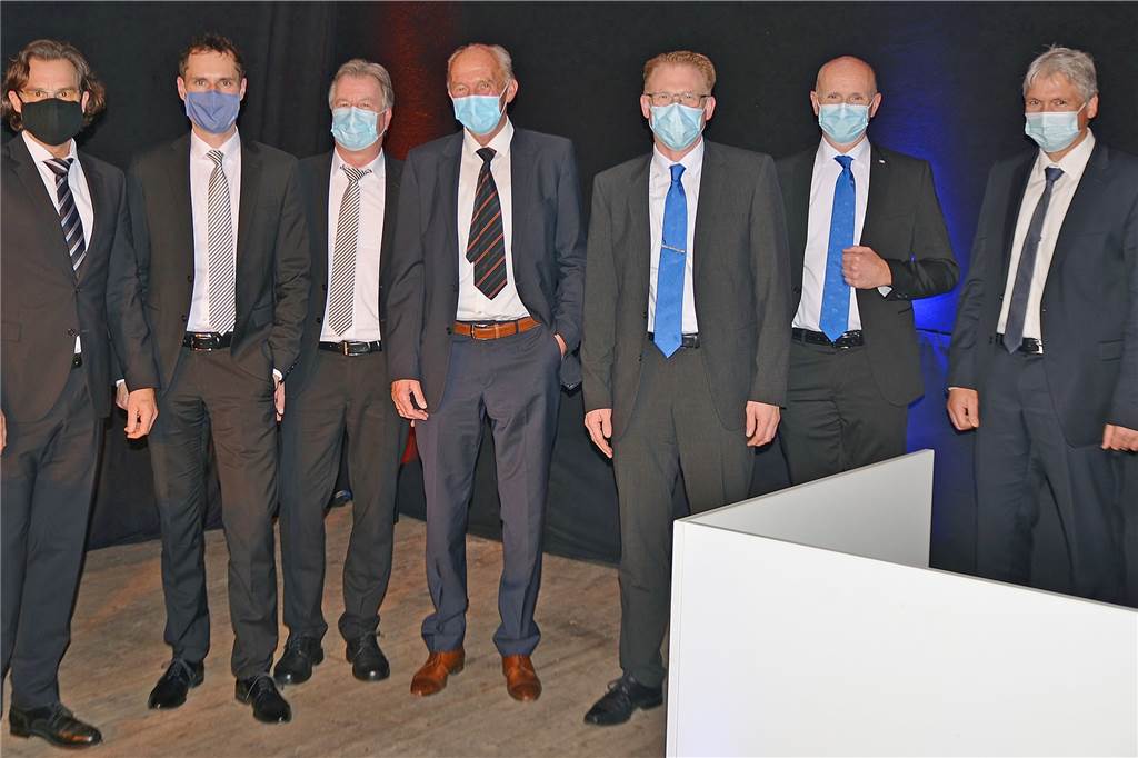 Volksbanken Raesfeld und Erle können verschmelzen V.l.: Jan-Bernd Seier, Marcus Feldhaar, Oliver Cichowski, Johannes Böckenhoff, Michael Weddeling, Ralf Steiger und Bernhard Böckenhoff, die bei der Generalversammlung in Erle für die Verschmelzung der beiden Volksbanken Raesfeld und Erle warben.