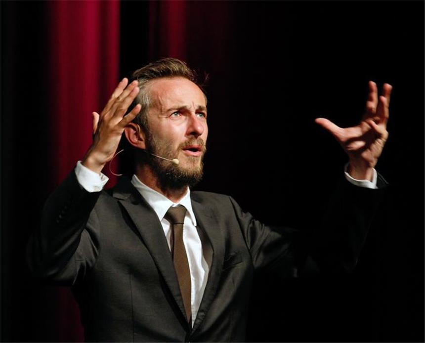 Wenn böse Dinge lustig sind Jan Böhmermann im Fritz-Henßler-Haus: böse und witzig zugleich.