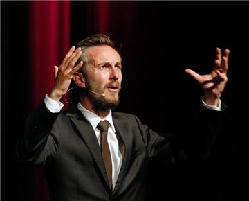 Jan Böhmermann im Fritz-Henßler-Haus: böse und witzig zugleich.