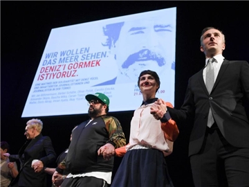 Jan Böhmermann (r) las aus Briefen Yücels, die dieser in seiner Zelle verfasst hat. Foto: Arne Dedert