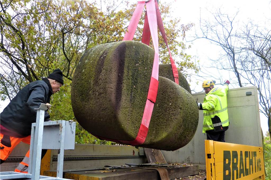 Skulptur auf der Rennbahn: Jan Bormann holte sie nach 50 Jahren zurück Jan Bormann beim Abtransport seiner Skulptur im Oktober 2021.