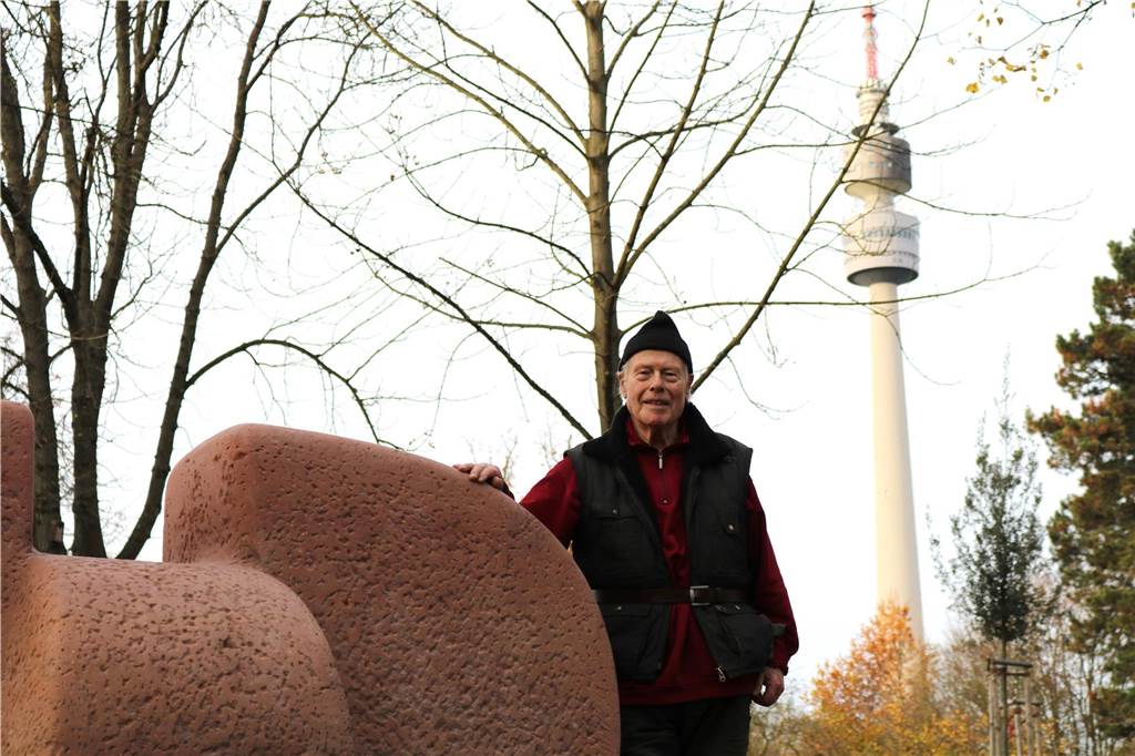 Bormanns Werke, Bormanns Streits: Künstler oft im Streit oder vor Gericht Jan Bormann mit seiner Plastik im Westfalenpark: Hier ist sie gut aufgehoben, meint der Künstler.