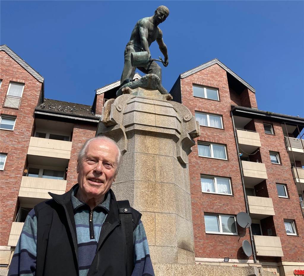 Bormanns Werke, Bormanns Streits: Künstler oft im Streit oder vor Gericht Jan Bormann vor dem Eisenmann in der Dortmunder Nordstadt.
