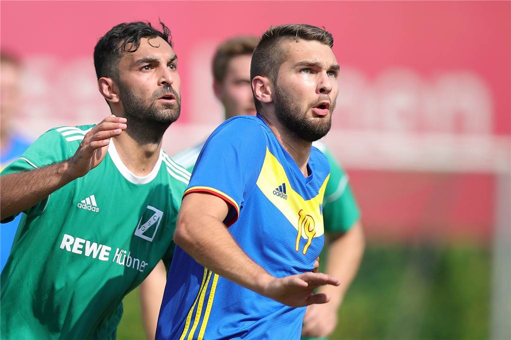 Schmerzhafter Knie-Knaller eines KSC-Spielers: „Das ist wie ein Pferdekuss“ Jan Brinkmann (rechts) tritt mit dem Kamener SC am Sonntag in der zweiten Pokalrunde gegen den SVE Heessen an.