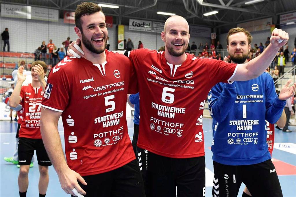 Final-Four in Köln: Ex-Hammer Kreisläufer Jan Brosch aus Unna erfüllt sich einen Traum Jan Brosch (l.) jubelt mit seinen ehemaligen Mannschaftskollegen vom ASV Hamm-Westfalen.