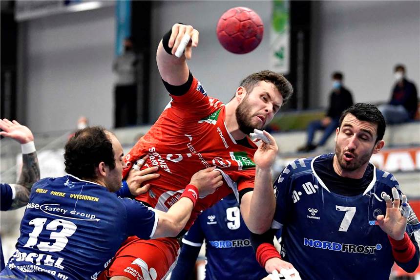 Ex-TuRaner treffen sieben Mal für den ASV Hamm, aber Corona spielt nicht mit Jan Brosch (Mitte) und der ASV Hamm Westfalen verloren ihr Match beim TuS Nettelstedt-Lübbecke mit 20:22.