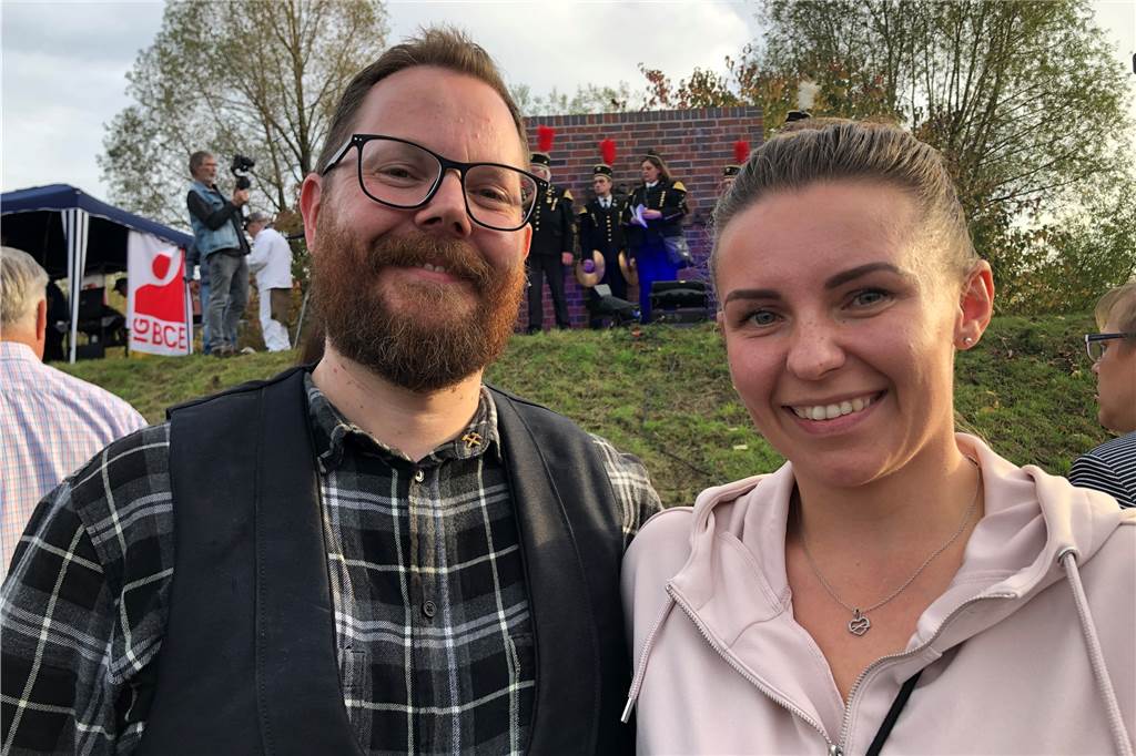 Bergmann weist nun gut sichtbar auf Evings Zechengeschichte hin Jan Deichsel und seine Partnerin Patrycia Gornik aus Duisburg haben die Restauration des Denkmals übernommen.