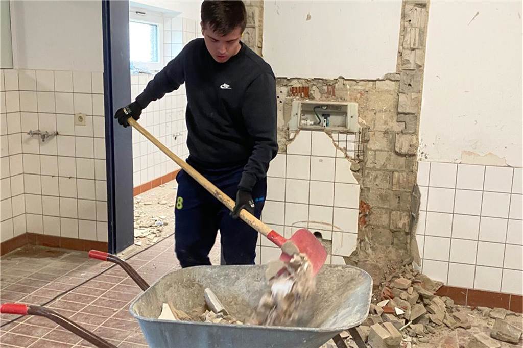 Mit Video: Beim SV Herbern wird in der Coronapause einiges erneuert - in Eigenregie Jan Dubicki war auf der Baustelle des SV Herbern ebenfalls fleißig.