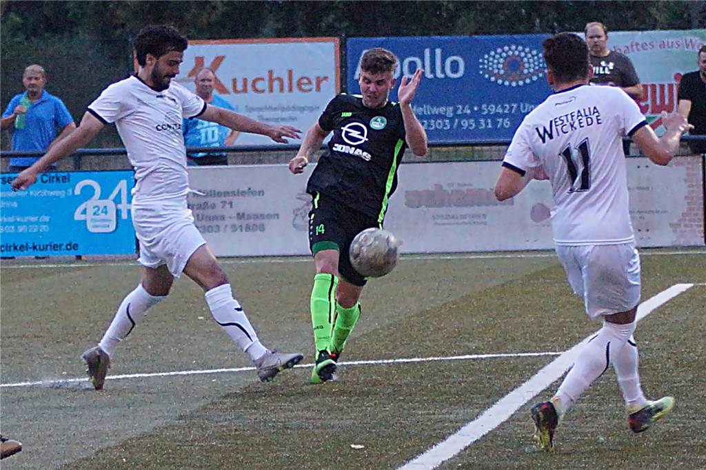 Kreuzbandriss verhindert den Durchbruch: Jetzt geht’s zurück in die Kreisliga B Jan Eric Kersten (Mitte) wechselte vor eineinhalb Jahren zum Bezirksligisten SG Massen.
