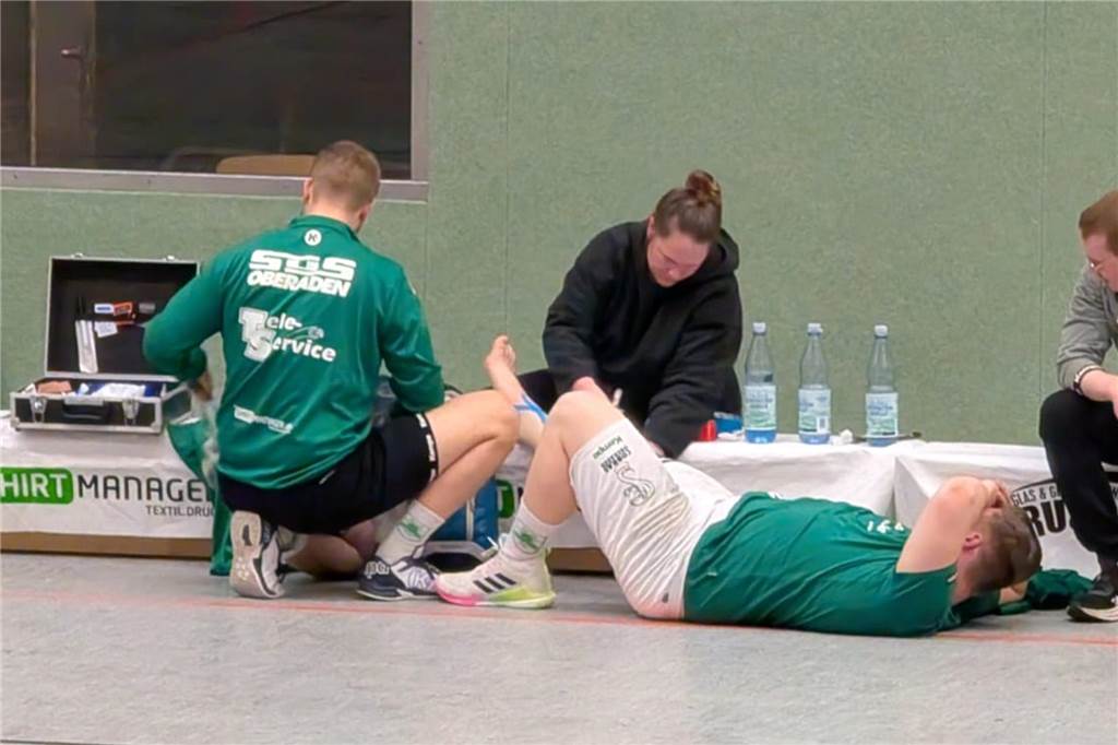 Mit Julian Mosch kommt bei Cobras Oberaden die Wende Jan Ferkinghoff liegt verletzt am Boden und wird behandelt.