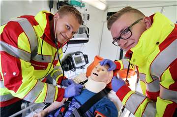 Jan-Frederic Clemm (links) und Florian Pohl absolvieren gerade die Notfallsanitäter-Ausbildung: In einem Rettungswagen überprüfen sie gerade die Vitalwerte eines Simulators, der einen jungen Patienten darstellt.