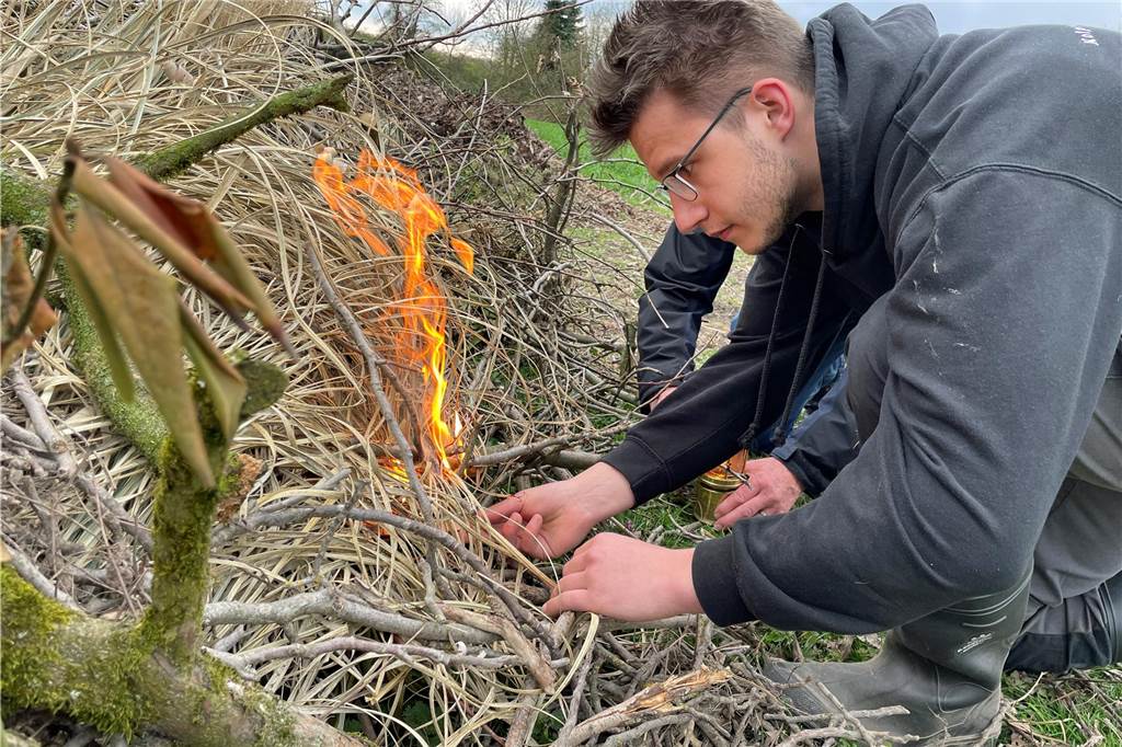 Neue Verordnung für Osterfeuer: Das müssen Veranstalter bei der Anmeldung beachten Jan-Frederic Lochthofen beim Anzünden des Feuers auf dem Gelände seiner Familie an der Capeller Straße.
